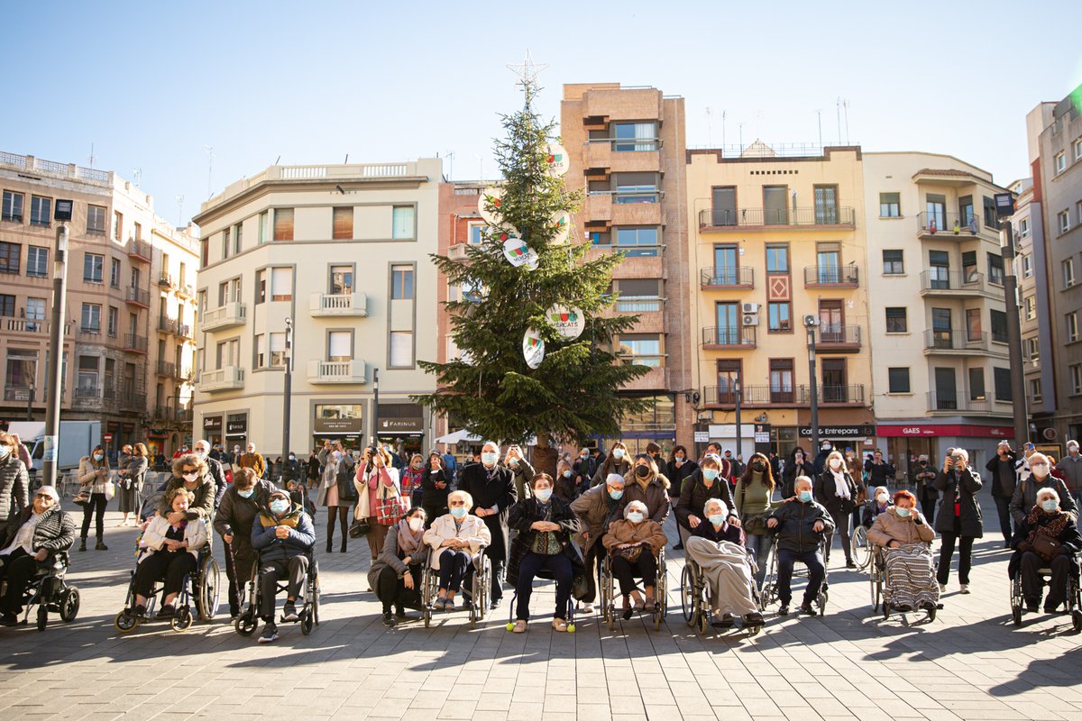Tecletes's tweet photo. El nostre primer regal ja ha arribat als avis i àvies de la Residència Mare de Déu de la Mercè! És la primera sortida que fan en 2 anys i estem contentes que han pogut anar al Mercat. #ProjecteHoritzons #Tecletes Gràcies a @MercatsTGN i EMT per ajudar-nos a fer-ho possible! https://t.co/o9KWgBH7sz