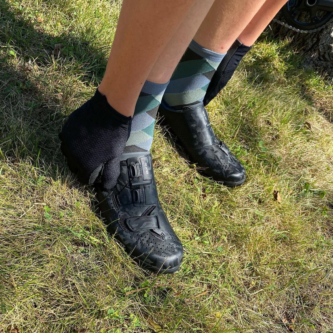 Las zapatillas Shimano #RX800 para gravel son especiales para competencias además ligeras
Diseño con pedales SPD para la máxima eficiencia y estabilidad de pedaleo.
#shimanorx800 #rx800 #zapatillasshimano #zapatillasgravel #zapatillasnegras #zapatillasciclismo #gravel