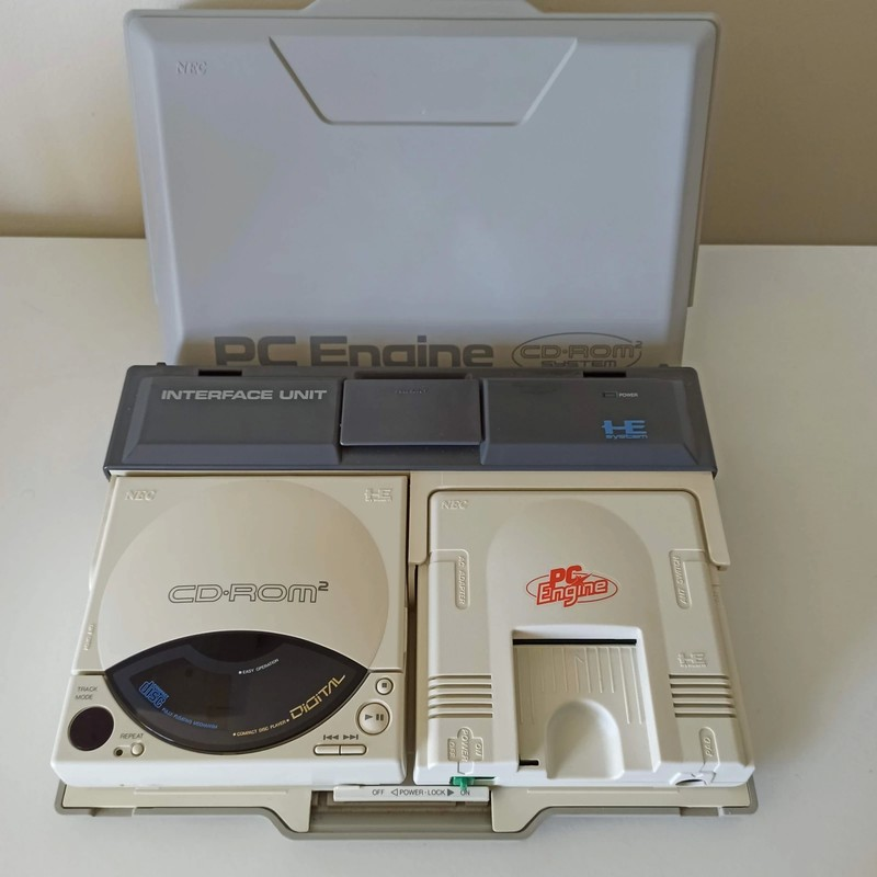 maviedegeek's tweet photo. Si le papa Noel me vois, m'écoute ... Mon doux rêve se résume sur ces 3 photos !
Si j'arrive à trouver une interface Unit fonctionnelle pour maxi 150-180€ je prends direct !
Si la twittosphère m'entend ou me voit .. FAITES-MOI SIGNE !
#interfaceUnit #Supercdrom #necpcengine https://t.co/fc7cMDEk4q
