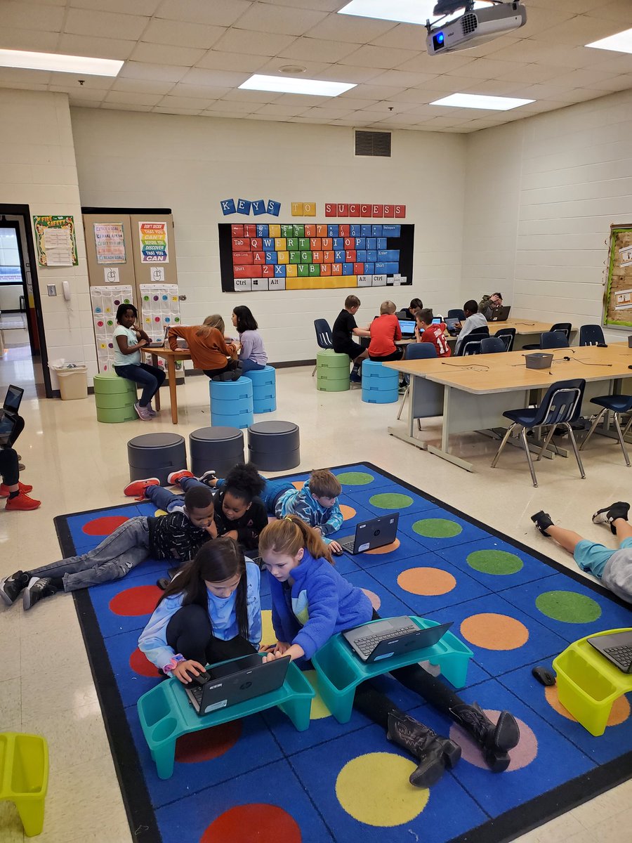 steam_liberty's tweet photo. Collaborative coding at its finest! @TechLibertyES @LibertyES1 @CherokeeSchools #codingisfun @codeorg https://t.co/MF3kBIaW40