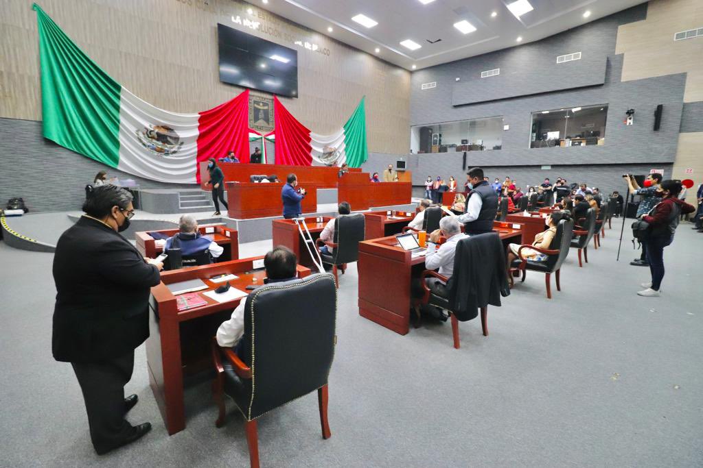 La madrugada de este miércoles 15 de diciembre, con seriedad y responsabilidad, hemos aprobado por unanimidad, las Leyes de Ingresos de 33 municipios del estado para el ejercicio fiscal 2022. ¡Primero el pueblo! 🏛✅📄 #PresupuestoSocial #MirnaZavala