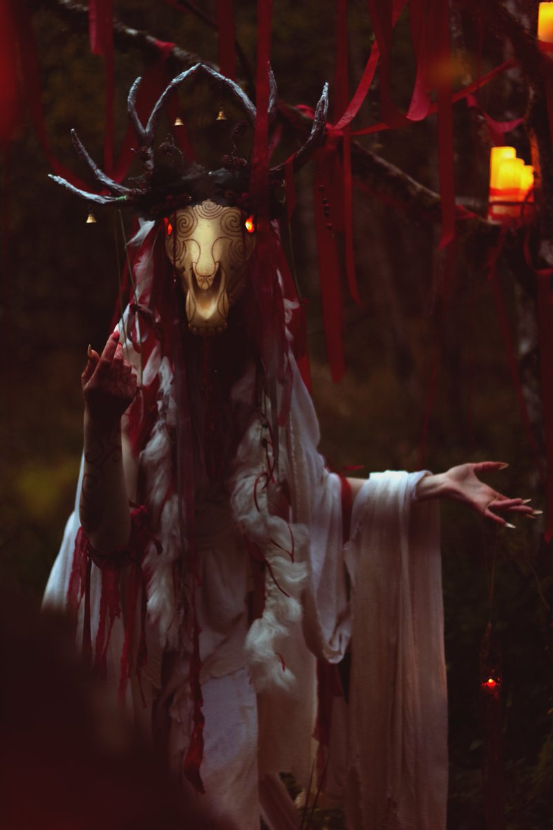 EmrisCoscept's tweet photo. In the longest nights the Dead bear light to the Living.
✨🖤🎄💀✨
Mari Lwyd
📸 @heykrashly
Assist/Nails @zangofel 
#marilwyd #pagan https://t.co/EMKJ76yrqY