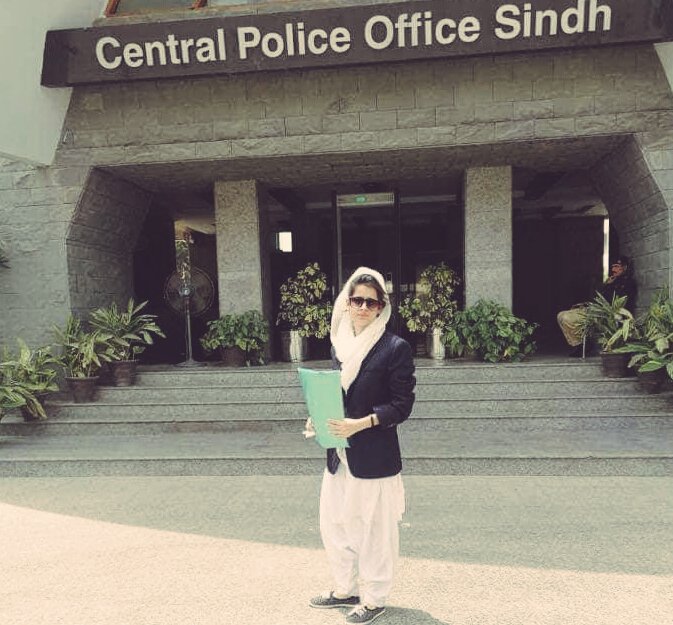 UmeRubabchandio's tweet photo. جس عمر میں لڑکیاں بابا سے گڑیا مانگتی ہیں 
اسی عمر سے بابا کے لیے انصاف مانگ رہی ہوں

#فوری #JusticeForUmeRubab https://t.co/EnkntEtMAu