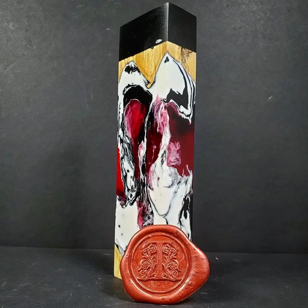 This blank looks woodturner-ready for the upcoming holiday season! How do you incorporate the holidays into your making?

We start by finding inspiration from other Makers 🌟 Find some here: bit.ly/3yt7mlG

📸 \\ @twistedturnings on Instagram