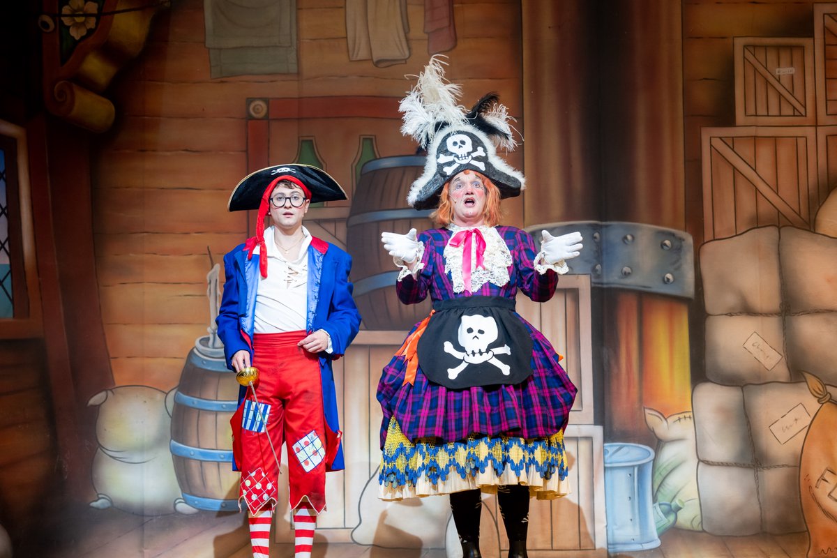 NorwichTheatre's tweet photo. 📸 FIRST LOOK at Dick Whittington 📸

Starring Siân Reeves, Joe Tracini, Gyasi Sheppy, Graham Cole, Jarnéia Richard-Noel, Richard Gauntlett, Shakeel Kimotho and Joe Pollard. Playing through to 9 Jan 2022!
🎟️ Book Now - https://t.co/gyUbz4yAb7
📸 @RichardJarmy 

#Christmas #Panto https://t.co/7FqeTtse1v