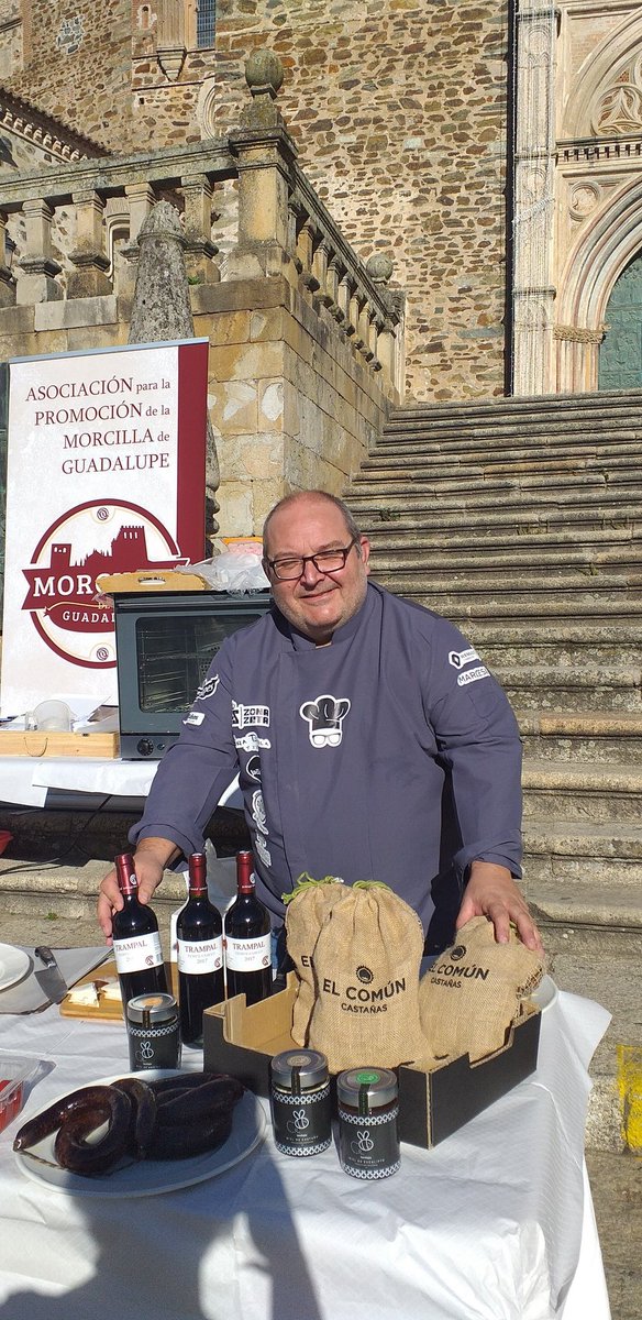 CortijoRocio's tweet photo. Con mi amigo Leo Carvajal colaborador de @aestahoraex de @cextremadura promocionando la #MorcilladeGuadalupe acompañada con productos de la zona, como Castañas el Común, miel Geobejas @neliapc ,Quesos de los #Ibores . Marinados con vino de @bodegasruiztorr ¡UN ESPECTÁCULO! https://t.co/qhAMIiJRzk