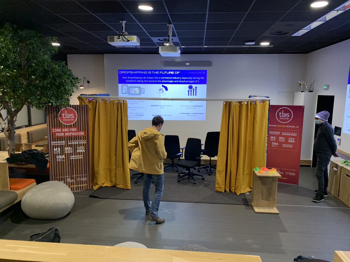 Oui oui c'est pour un cours !😀
Hier un VR lab, aujourd'hui un décor de théâtre... En pleine préparation d'un nouvel univers pédagogique mémorable pour les étudiants de <a href="/tbs_education/">TBS Education</a>.