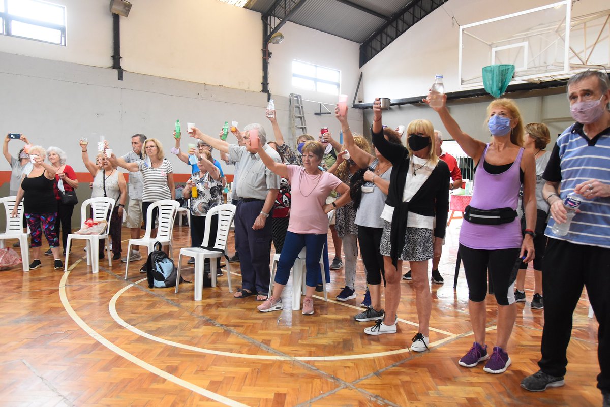 DeportesBA's tweet photo. REENCUENTROS, EMOCIONES Y CIERRE DE AÑO EN EL POLI #Pomar
Este miércoles en el polideportivo #Pomar, se realizó el cierre de año para las #PersonasMayores que participaron del programa #MoveteEnCasa junto a Rosa Campos y Alejo Di Stefano. https://t.co/5Zvh29uvXJ