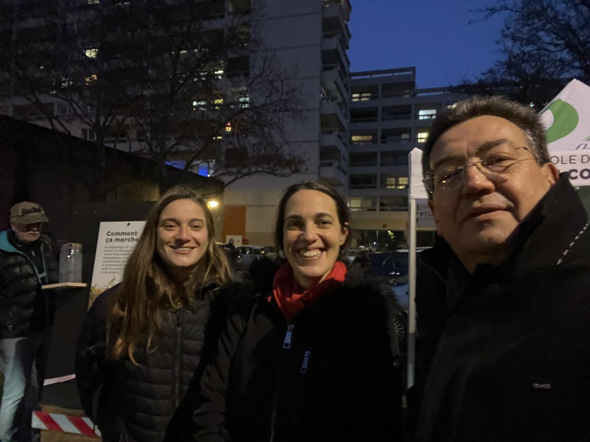 PhilippeCochet's tweet photo. Distribution de 220 composteurs aux Caluirards avec @isa_petiot Vice-présidente de la @grandlyon @villeCaluire #environnement #reductiondechets @axellepourret https://t.co/UpCqzPaWCt