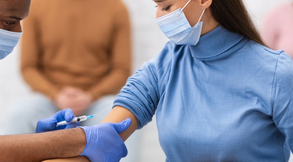 It's been a monumental effort but 1 year on from the first #Covid19 vaccination, @EMISHealth (big shout out to our awesome Pinnacle team) software has recorded more than 75 million vaccinations in England. okt.to/4O5AUQ