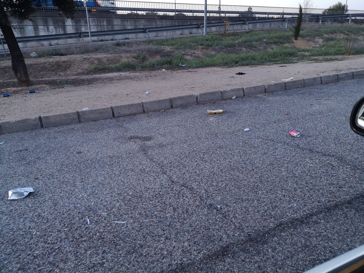 DueEscalona's tweet photo. @MairenaAljarafe calle Ronda de Cavaleri. Dejadez absoluta por parte del ayuntamiento. Falta de civismo y de educación de los individuos que dejan restos de comida, basura y hasta ropa interior tirada en la calle. Cada vez más degradación. Y del parque Cavaleri mejor ni hablar https://t.co/1uqLOL4XbB