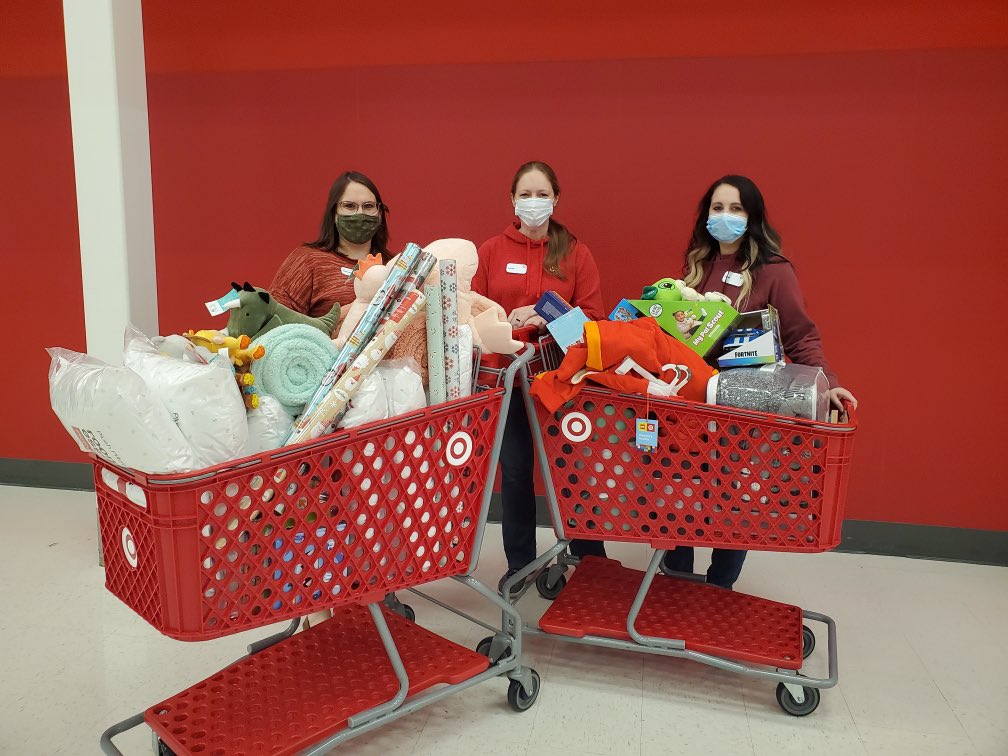Cedar Rapids South partnered with Boys and Girls Club for the #GiftTogether🎁 So thankful to be able to give back to a family in our community! <a href="/shawnakimm/">Shawna Kimm</a> <a href="/Delaine_T1771/">Delaine Dahl</a> <a href="/natelane39/">Nate Lane</a> <a href="/markfratzkeTGT/">Mark Fratzke TGT</a> @ChalseyNeva <a href="/AngieBarnard4/">Angie Barnard</a> <a href="/Target/">Target</a>