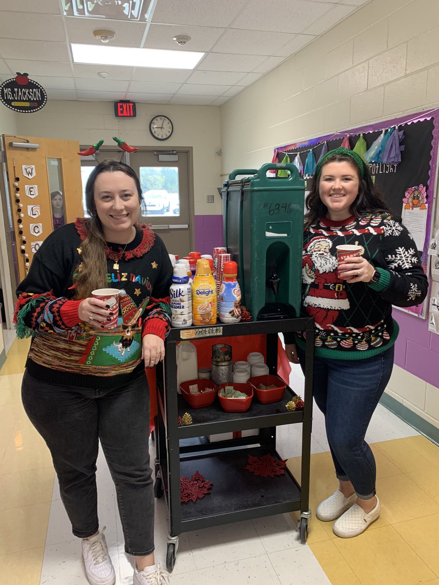 GFESWildcats's tweet photo. 🎄Starbucks coffee and bundt cakes for breakfast!🙌🏼🎄 https://t.co/DSqzW43wAL