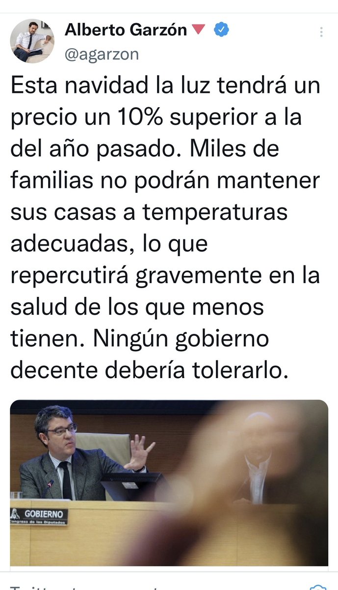 dlacalle's tweet photo. 2021. Con la luz un 500% más alta... huelga de juguetes, anuncios de bollos y libro de recetas veganas. https://t.co/CP8zfBOBjg