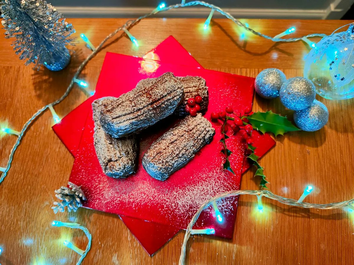 ✨ NEW POST ✨ 
After a show-stopping dessert for #Christmas Day or a gift for a friend or scrumptious treats for your party? Here's a festive chocolatey delight yule all love...🎄 😂  Get the #recipe ➡️ buff.ly/3yuXQhH
#Christmas2021 #ChristmasCountdown #ChristmasGifts
