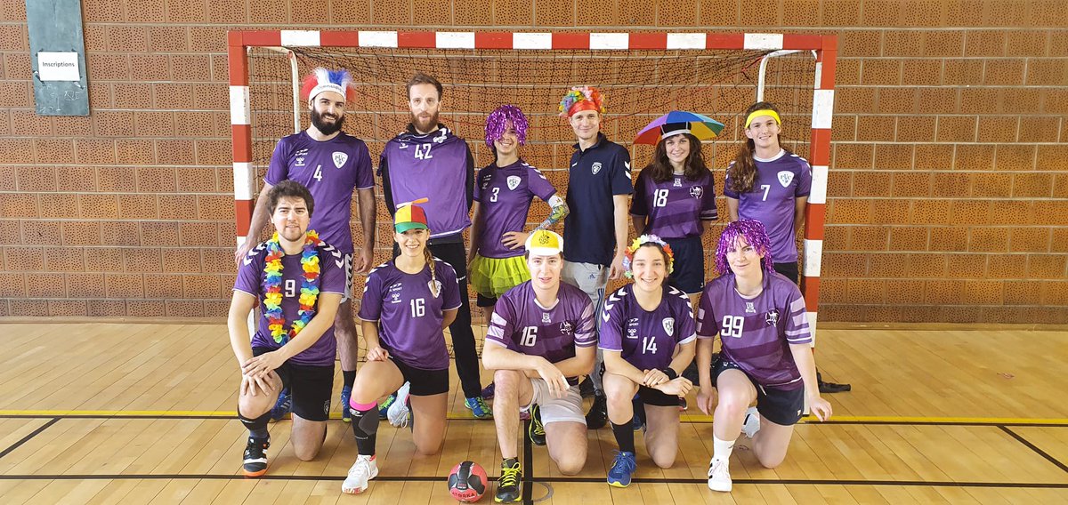 Ce dimanche un tournoi loisirs mixte réunissant les bleus du Comité 75, les rouges du PSC, les noirs d’Issy-les-Moulineaux et les violets du PUC loisirs B a eu lieu.
Notre équipe loisirs a terminé 3ème, avec une seule défaite en 4 matchs. 
#Handball #Déguisement #Tournoi #PucVie