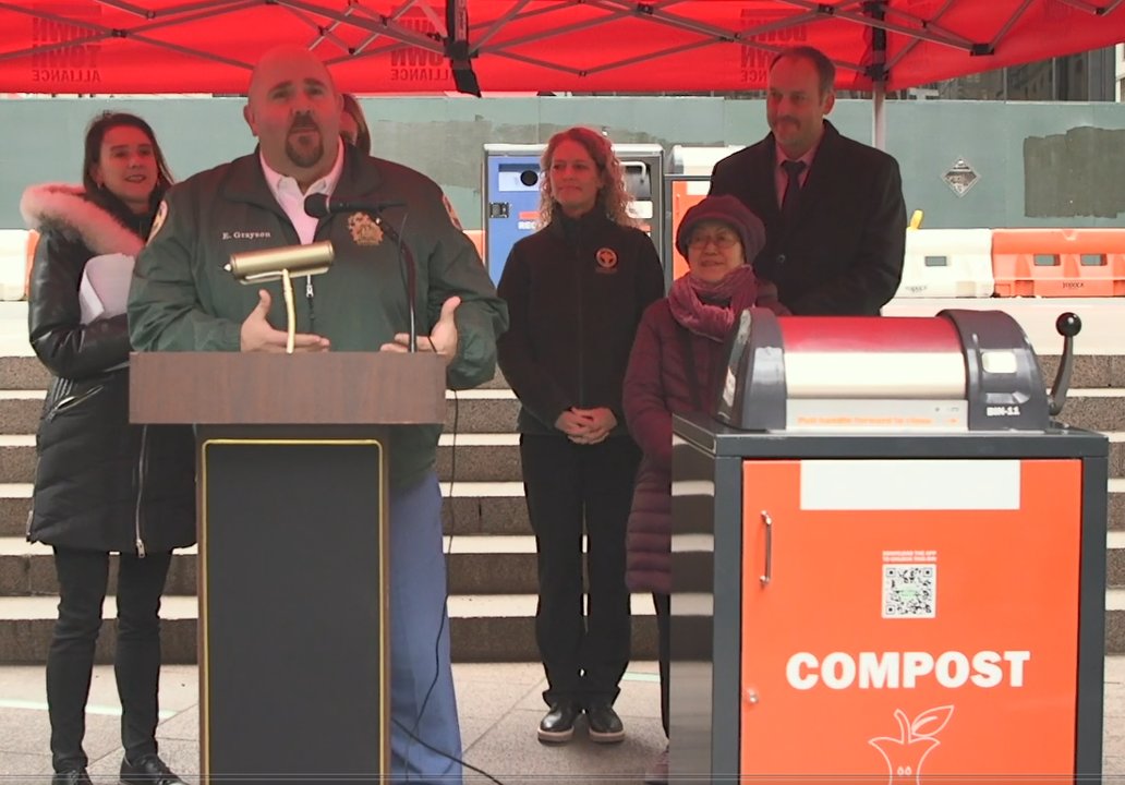 NYCzerowaste's tweet image. We’re excited to announce our newest composting pilot programs! If you’re in Astoria or Lower Manhattan you can #MakeCompostNotTrash in one of these new bins 24 hours a day/7 days per week. Learn more at nyc.gov/dropfoodscraps
