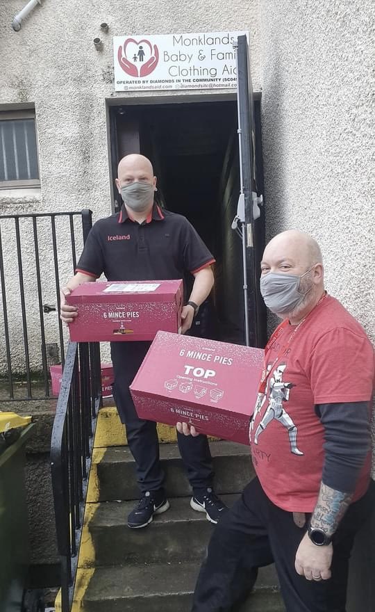 DitCommunity1's tweet photo. THANK YOU❤️
Kirkshaws Neighbourhood Centre helped us with a van load of toys &amp; wrap which will go to referrals tomorrow to families in need.

And David and Gary from Iceland donated 100 boxes of mince pies which will go out in each package this week.
#CollaborationNotCompetition https://t.co/Wa5ue3PR0j