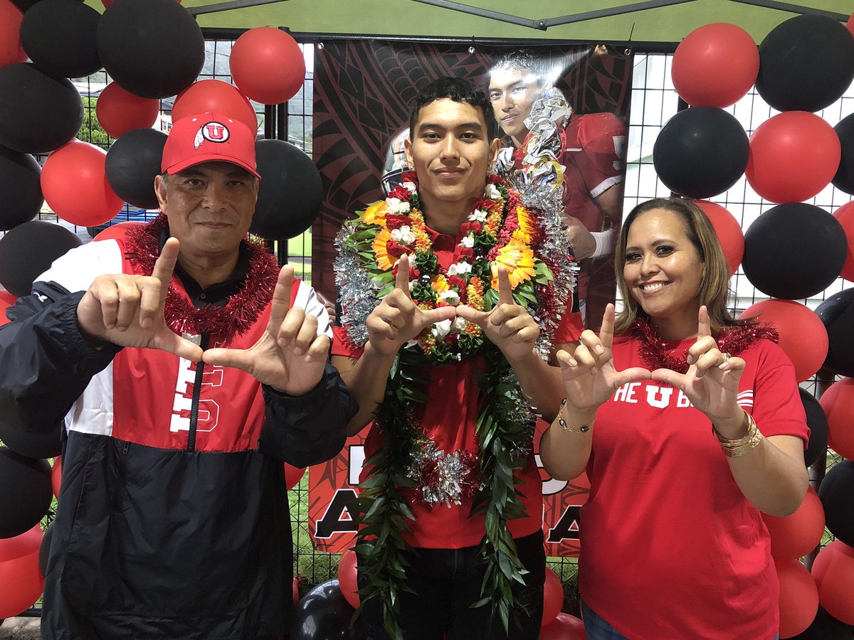PupulePaul's tweet photo. It is official: Roosevelt’s Kaeo Akana signs with Utah.
@Kaeo03 had 36.5 sacks in 2 seasons. 
@HawaiiPrepWorld @StarAdvSports @jchungrhssports @Utah_Football https://t.co/lGw3epImcS
