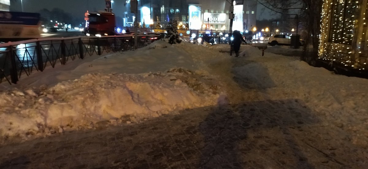 А Вы в городе тоже в снегоступах надо ходить? 
У нас в #Люберцы <a href="/VorobievAndrey/">Андрей Воробьев</a> <a href="/mtdimo/">МТДИ МО</a> из года в год одно и тоже. Парковочные карманы не очищены, горы снега. На пешеходных зонах кучи снега.