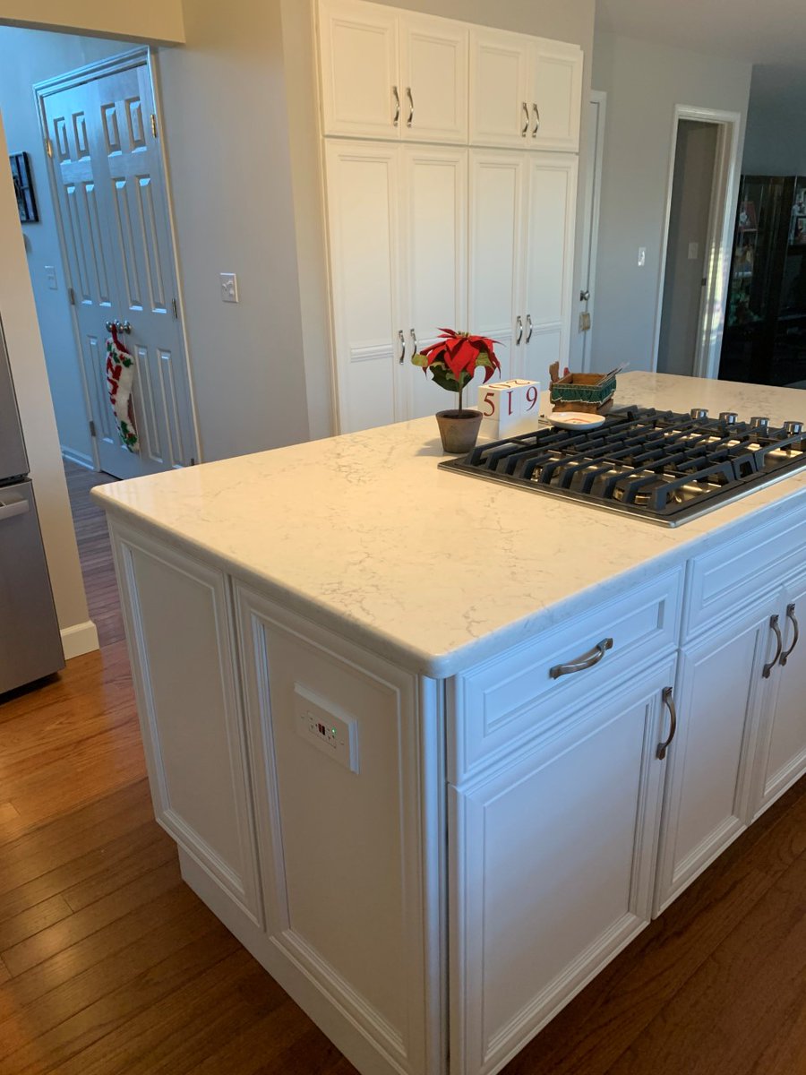 FactoryMidwest's tweet image. It’s beginning to look a lot like Christmas!!! Check out this very festive kitchen with @viaterausa Karis Quartz 😍❄️🎄