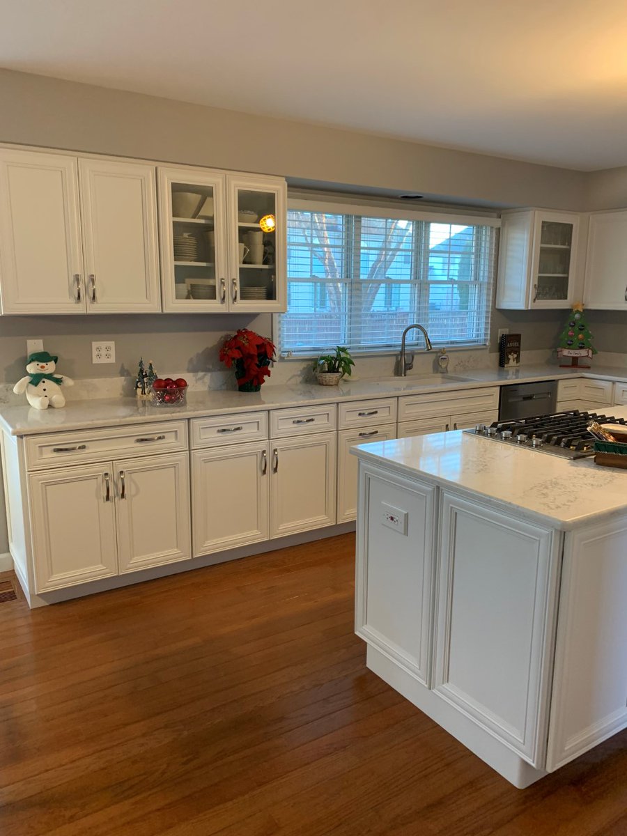 FactoryMidwest's tweet image. It’s beginning to look a lot like Christmas!!! Check out this very festive kitchen with @viaterausa Karis Quartz 😍❄️🎄
