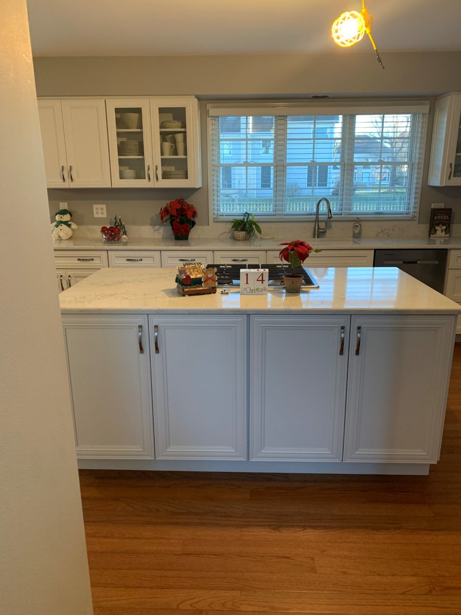 FactoryMidwest's tweet image. It’s beginning to look a lot like Christmas!!! Check out this very festive kitchen with @viaterausa Karis Quartz 😍❄️🎄