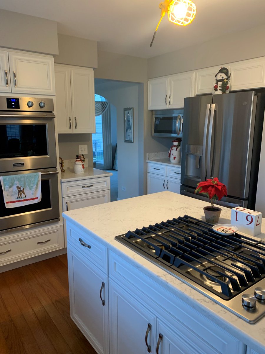 FactoryMidwest's tweet image. It’s beginning to look a lot like Christmas!!! Check out this very festive kitchen with @viaterausa Karis Quartz 😍❄️🎄