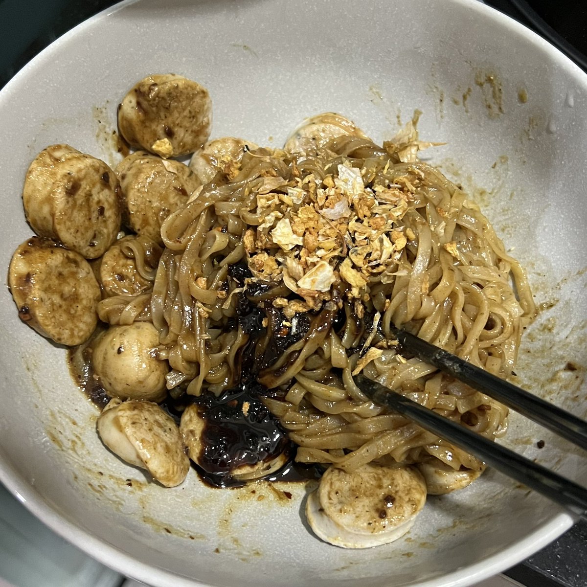 มันอร่อยจริงๆ คือกุลืมมาม่าไปเลย หิวตอนดึกคือแดกเตี๋ยวเรือท่าสยามเท่านั้น คือแบบ 🥺🥺🥺✨✨✨ อร่อยยยยย อร่อยทั้งแบบน้ำแบบแห้ง อันนี้เปนแบบแห้ง เส้นเล็กเหนียวนุ่มมาก จิงๆถ้าใส่ผักจะอร่อยกว่านี้ แต่ไม่ กุหิว กุจะแดก ค้นตู้เยนเจอไส้กรอกก็ใส่ จบ55555555555555555555