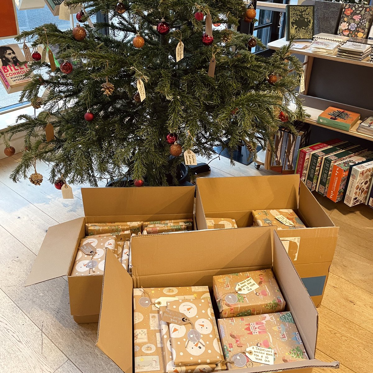 PortyBooks's tweet photo. After many generous donations to our Christmas Book Drive, Eliza from Homestart Scotland came to collect the first batch of books! 🎁 You can still donate to @HSScotland &amp; @streetreads in the bookshop &amp; via our website until Sunday 19th at midnight: https://t.co/E08ia9gAaP https://t.co/UscuRaQCpy