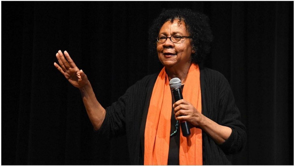 MidiaNINJA's tweet photo. Uma perda gigantesca. Morreu aos 69 anos, nos Estados Unidos, a escritora e ativista bell hooks, uma das principais vozes do feminismo interseccional e relações raciais do mundo. Seu legado será eterno. https://t.co/GZU4Ephn1Y