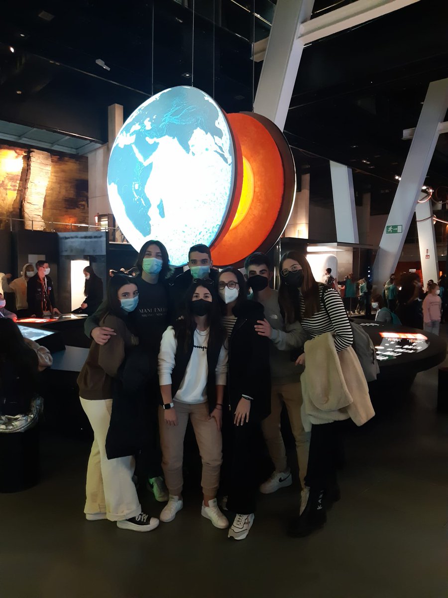 El professorat de CMC de l'INS Alfacs ha organitzat una visita al planetari i museu de la ciència del Cosmocaixa de Barcelona per a l'alumnat de 1r BAT. Ha estat una visita molt interessant, instructiva i entretinguda.