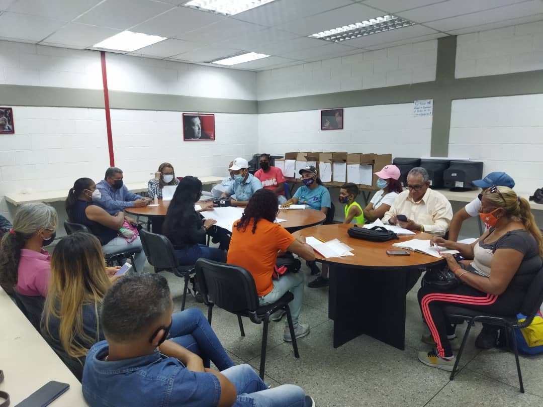 Carmen Silva (@carmensilvapsuv) on Twitter photo Reunión politica del partido PSUV municipio Jiménez siguiendo lineamientos de nuestro Presidente del PSUV <a href="/NicolasMaduro/">Nicolás Maduro</a> y nuestro líder y gobernador del estado Lara Adolfo Pereira.
Seguimos Venciendo
<a href="/AdolfoP_Oficial/">Adolfo Pereira Gobernador</a>
<a href="/dcabellor/">Diosdado Cabello R</a>
<a href="/PartidoPSUV/">PSUV</a>
#22AñosConstituciónBolivariana Reunión politica del partido PSUV municipio Jiménez siguiendo lineamientos de nuestro Presidente del PSUV <a href="/NicolasMaduro/">Nicolás Maduro</a> y nuestro líder y gobernador del estado Lara Adolfo Pereira.
Seguimos Venciendo
<a href="/AdolfoP_Oficial/">Adolfo Pereira Gobernador</a>
<a href="/dcabellor/">Diosdado Cabello R</a>
<a href="/PartidoPSUV/">PSUV</a>
#22AñosConstituciónBolivariana