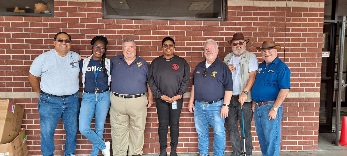 TomekaFamilyC's tweet photo. Thanks to Annabella and Knights of Columbus for helping me give coats to our students today. Over a 100 coats were given out today. #Wildcats #Pride @AliefISD @Alief_Fame @YgbInt https://t.co/9NdH69QZqb