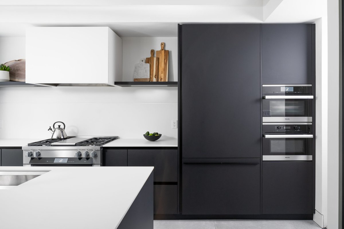 MUTIKB's tweet photo. A delicate blend between materials. Our black Fenix Nero Ingo complements the white Bianco Kos to create a balanced composition that feels light to the touch.
#mutikb #kitchendesign #modernkitchens #interiordesign #homeliving #homes #dreamhomes #dreamliving #kitchengoals https://t.co/8p2UbNYdMr