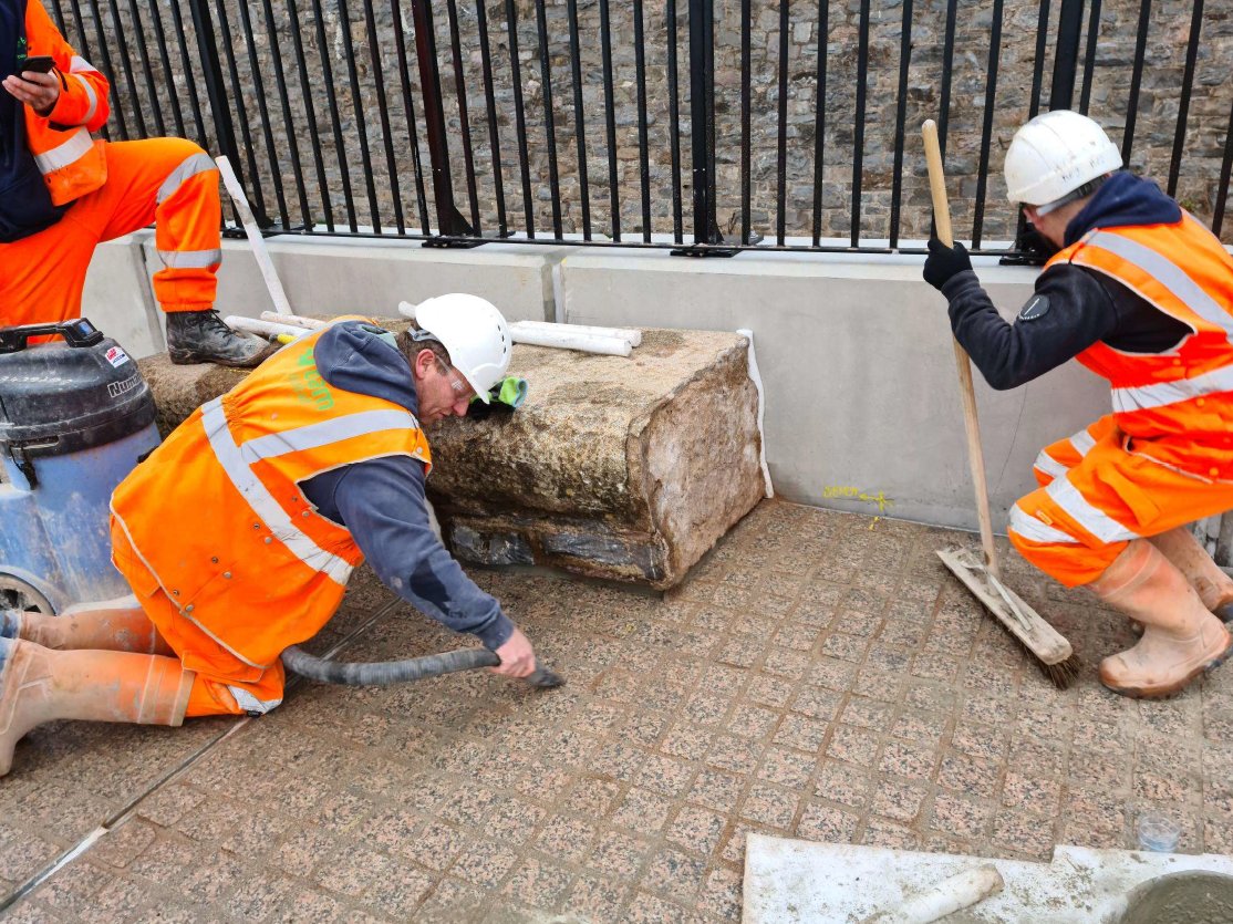 SouthWestRRP's tweet photo. 👷 New benches were delivered to site today, ready for installation on the new sea wall between Dawlish Station and Coastguards breakwater.

🛤 The benches are in addition to the old sea wall stone which is being repurposed to create more seating along the promenade. @BAMNuttall https://t.co/tu3QJ8lbKd