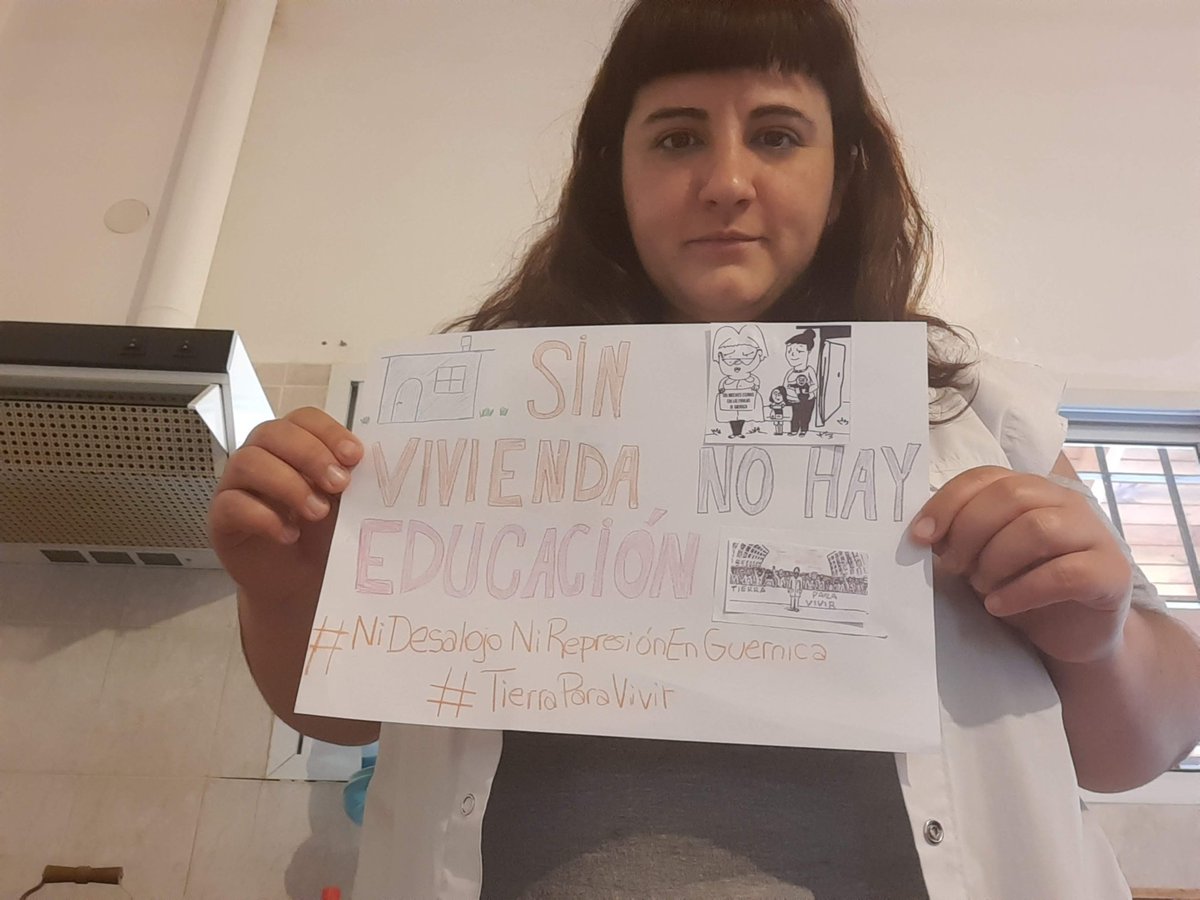 pau_canalis's tweet photo. No al desalojo del barrio La Nueva Unión de Rafael Castillo. Acaso Kicillof quiere otro Guernica?
Las docentes estamos con las flias sin vivienda y desde la escuelita de Guernica les mandamos toda la fuerza!
Ayer por Guernica, hoy por Nueva Unión! https://t.co/t0ohcabsMK
