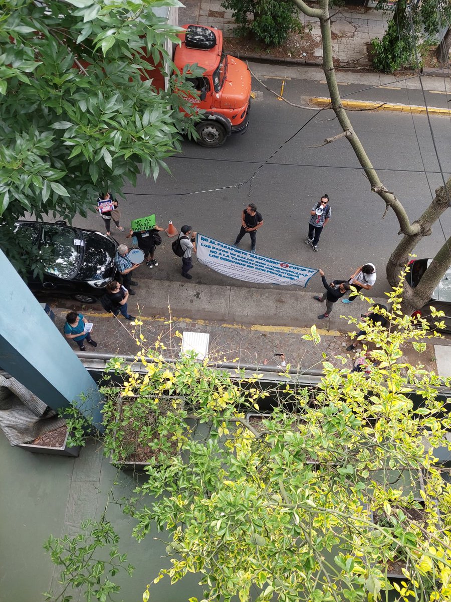 Con expresiones antisemitas y violentas, estas personas están amenazándonos en la puerta de <a href="/radioconvos899/">Radio Con Vos 89.9</a> porque estamos de acuerdo con el pase sanitario.