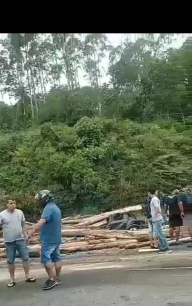 vale_regional's tweet photo. O acidente ocorreu hoje, quarta-feira dia 15 de dezembro por volta das 14h na rodovia Ivo Silveira, região do bairro Volta Grande na cidade de Brusque, próximo ao Shopping da cidade de frente com a empresa Gira Cor

Parte de um caminhão de madeira se

https://t.co/rPMhFJ50UE https://t.co/U2LZ0TRu16