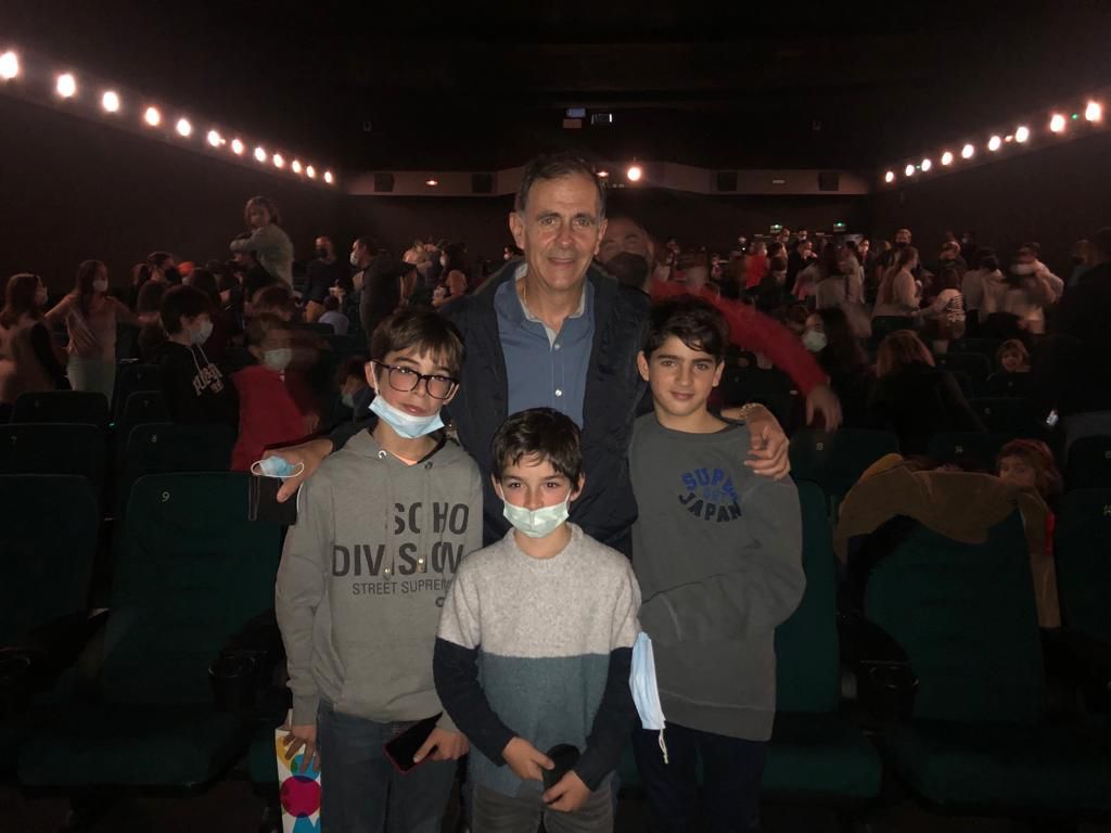 AVAFAM's tweet photo. El domingo más de 800 socios de @AVAFAM disfrutamos de una matinal de cine con las películas #encantodisney y #tengamoslafiestaenpaz😀 de #infinitomasuno
Además, contamos con la presencia de Carlos Aguillo y Juan Manuel Cotelo, director de la película. Lo pasamos fenomenal!!! https://t.co/4DckrXwJ4Z
