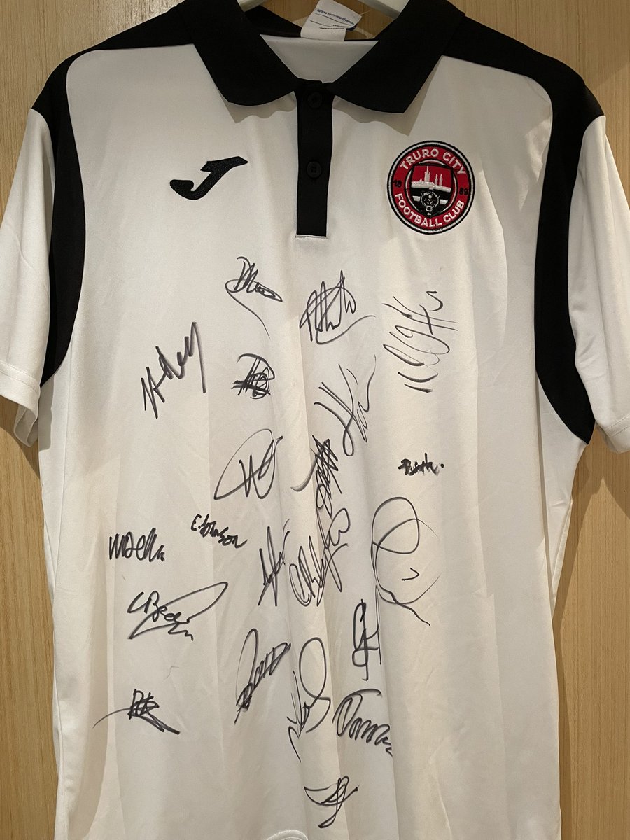 TCFC_Official's tweet photo. 🚨GIVEAWAY🚨

As promised we are back with another giveaway. We have a signed polo shirt up for grabs just in time for Christmas🎄

To be in with a chance of winning this shirt signed by the entire squad… 

🔁 RT this tweet
📲 Make sure your following us

#TCFC #WhiteTigers https://t.co/mDzrqZM8S2