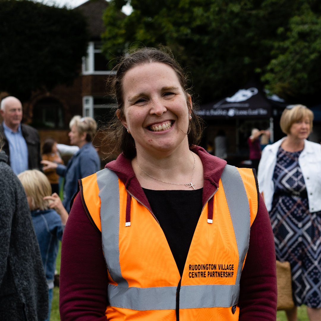 Volunteer spotlight 👋 <a href="/TravelLeia/">Leia Morales Travel Counsellor</a> joined <a href="/ruddvcp/">Ruddington Village Community Partnership</a>, the team behind the market, in 2020, and was a superstar when it came to our post-lockdown relaunch that July, &amp; more recently organising the <a href="/StPetersRudd/">St Peters Ruddington</a> leg of our Christmas market. Amazing job Leia! 
📷 Urban Scot, Sept 2020