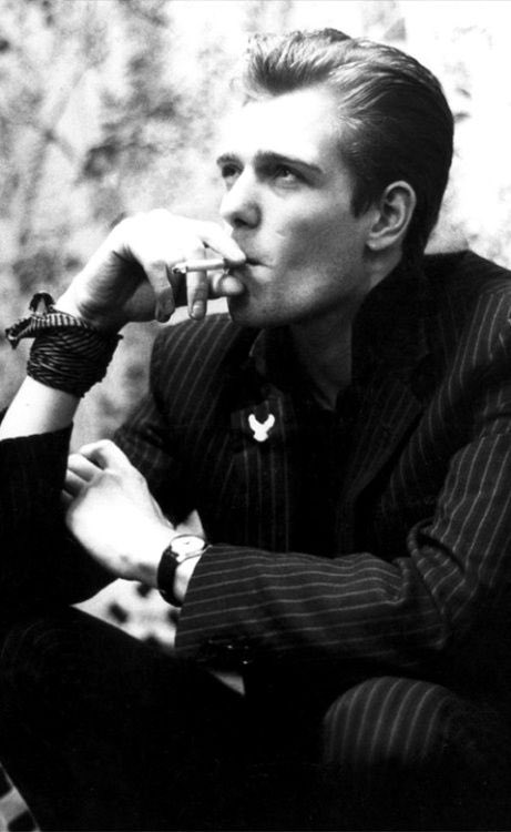 Ahhhhhhhh HAPPY BIRTHDAY TO PAUL SIMONON   a punk idol and a better bass player...  