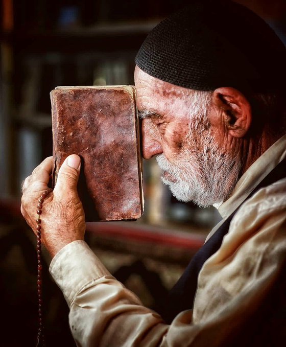 ''Düne tövbe,
bugüne secde,
yarına duâ yakışır.''