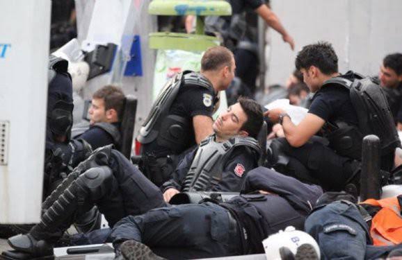 _Mahbup_'s tweet photo. Gecesini gündüzüne katıp vatanın güvenliği için mücadele eden polis de insan..! 
#PoliseAdilÇalışma https://t.co/NKbETttX2Q