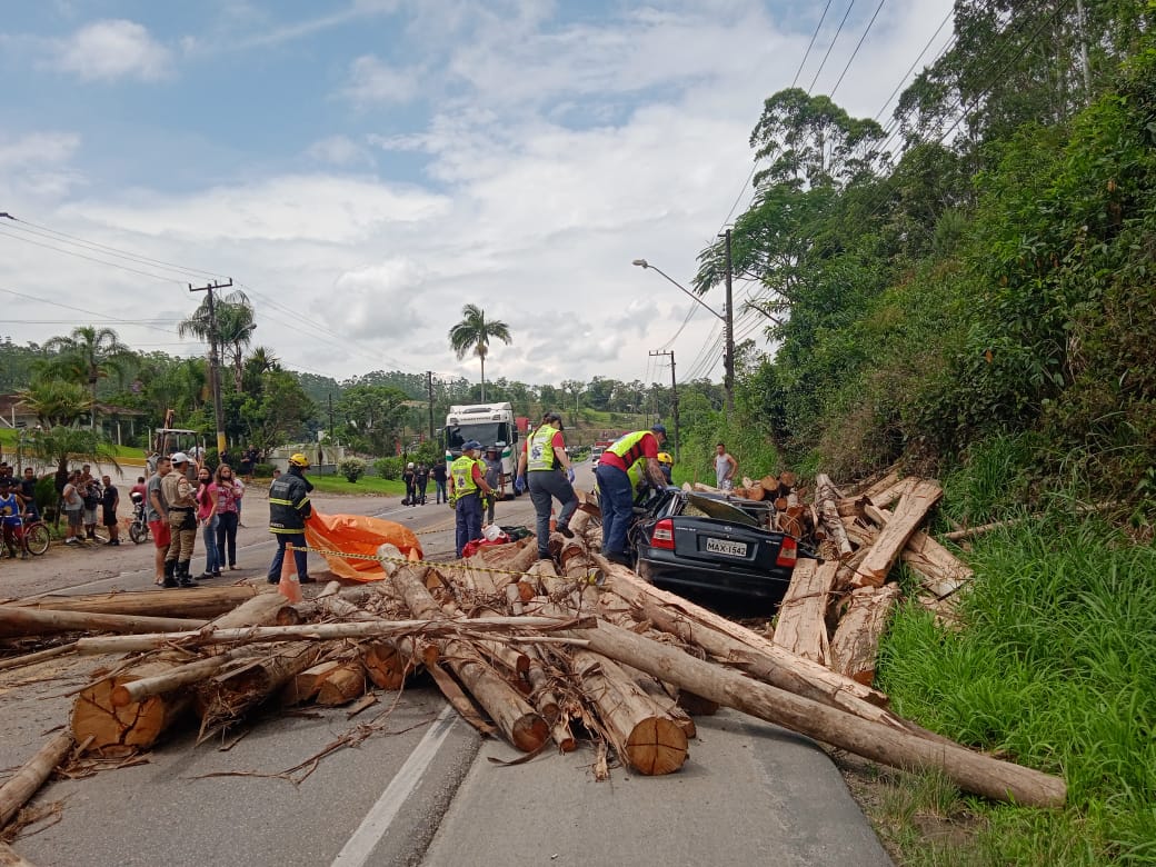 vale_regional's tweet photo. No início da tarde desta quarta-feira (15) as guarnições do Corpo de Bombeiros de Brusque foram acionadas para atender a um acidente de trânsito envolvendo carro, moto e um caminhão que transportava toras de madeira pela Rodovia Ivo Silveira.

https://t.co/KR2IXZlxmv https://t.co/fwkuQqhu0O