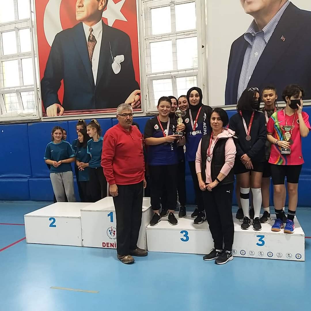 Bu daha başlangıç...Salon sporu olmasına  rağmen çalışmalarını  okul bahçemizde  yaptığımız ve İlk defa katıldığımız Denizli ili Genç  Kızlar  Badminton müsabakasında ACIPAYAM FATİH MTAL 3.olmustur <a href="/20zgi/">Süleyman İzgi</a>