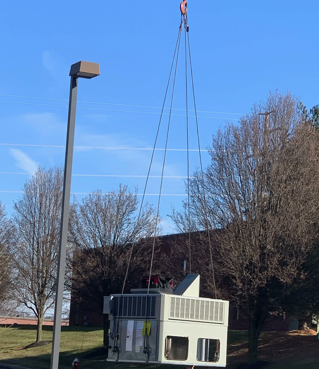 KingTesters's tweet image. Is it a bird?  Is it a plane?  No, its a new HVAC system getting installed at the King Tester World Headquarters.  See the process it took to lift the new system!

#kingtester #continousimprovements #HVAC #crane