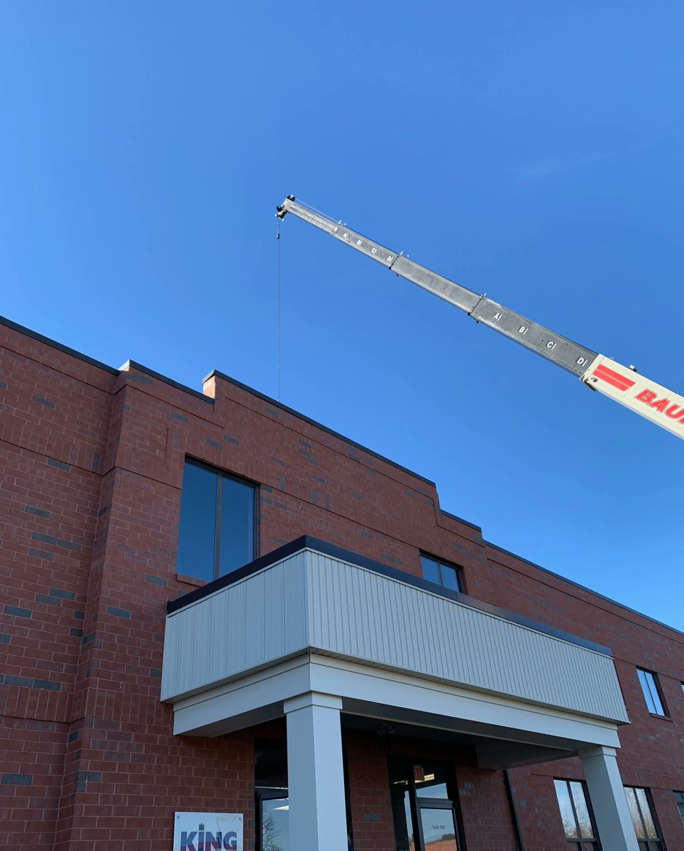 KingTesters's tweet image. Is it a bird?  Is it a plane?  No, its a new HVAC system getting installed at the King Tester World Headquarters.  See the process it took to lift the new system!

#kingtester #continousimprovements #HVAC #crane
