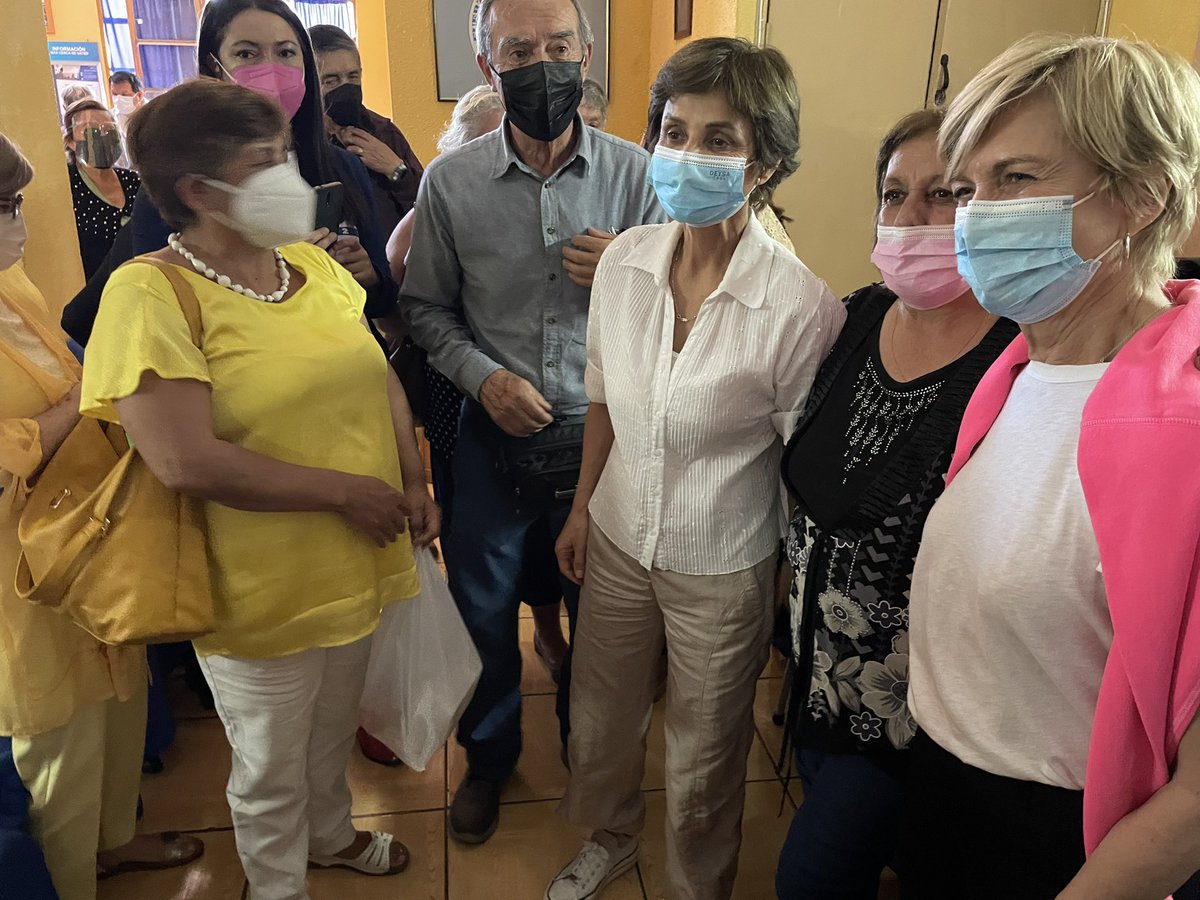 evelynmatthei's tweet photo. Nuestra primera actividad en #Antofagasta la tuvimos con personas mayores. Que importante escuchar sus experiencias, sus dolores y la esperanza con la que sueñan su futuro y el de hijos y nietos. Una alegría tremenda estar con ellos 🇨🇱 https://t.co/aPntz9Goyw